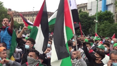 Scene from Milano, centinaia di palestinesi manifestano davanti al Castello