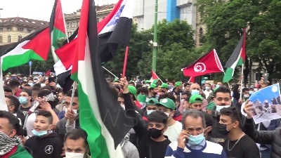 Scene from Milano, centinaia di palestinesi manifestano davanti al Castello
