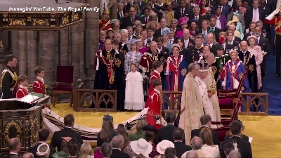 Scene from Carlo III lascia Westminster sulle note di "God save the King"