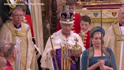Scene from Carlo III lascia Westminster sulle note di "God save the King"
