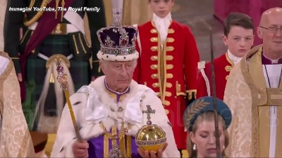 Scene from Carlo III lascia Westminster sulle note di "God save the King"