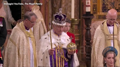 Scene from Carlo III lascia Westminster sulle note di "God save the King"