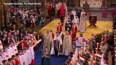 Scene from Carlo III lascia Westminster sulle note di "God save the King"