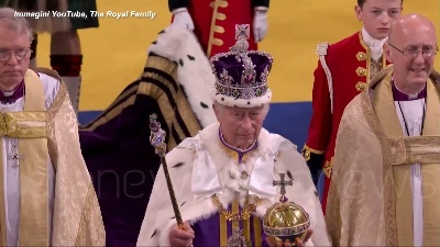 Scene from Carlo III lascia Westminster sulle note di "God save the King"
