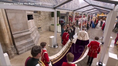 Scene from Carlo III lascia Westminster sulle note di "God save the King"