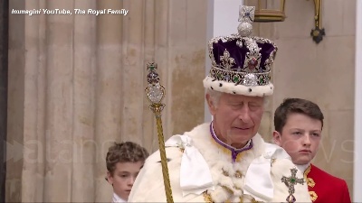 Scene from Carlo III lascia Westminster sulle note di "God save the King"