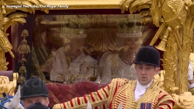 Scene from Carlo III lascia Westminster sulle note di "God save the King"