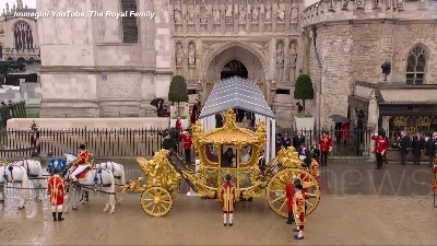 Scene from Carlo III lascia Westminster sulle note di "God save the King"