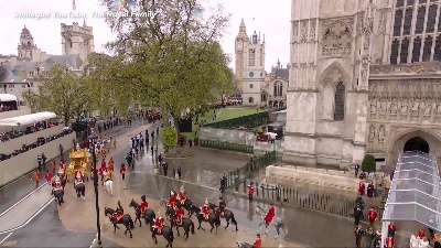 Scene from Carlo III lascia Westminster sulle note di "God save the King"
