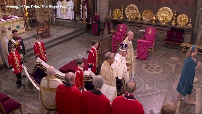 Scene from Carlo III lascia Westminster sulle note di "God save the King"