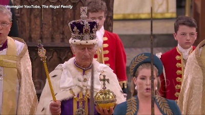 Scene from Carlo III lascia Westminster sulle note di "God save the King"