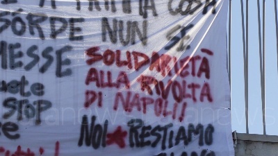 Scene from A Milano striscione a sostegno delle proteste di Napoli contro il nuovo Dpcm