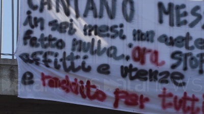 Scene from A Milano striscione a sostegno delle proteste di Napoli contro il nuovo Dpcm