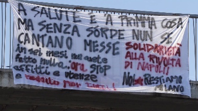 Scene from A Milano striscione a sostegno delle proteste di Napoli contro il nuovo Dpcm