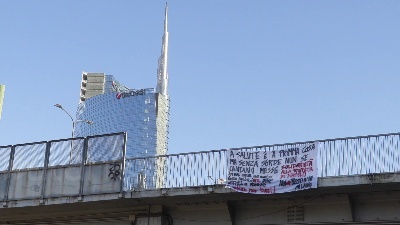 Scene from A Milano striscione a sostegno delle proteste di Napoli contro il nuovo Dpcm