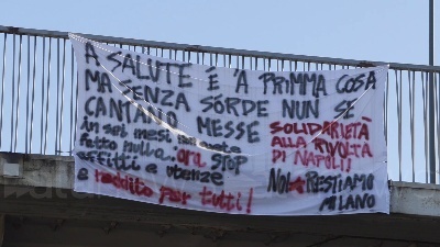 Scene from A Milano striscione a sostegno delle proteste di Napoli contro il nuovo Dpcm