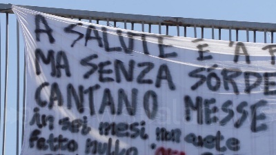 Scene from A Milano striscione a sostegno delle proteste di Napoli contro il nuovo Dpcm