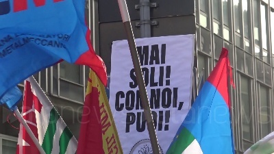 Scene from Milano, presidio dei metalmeccanici: "Rispetto per i lavoratori, rischiamo conflitto sociale"