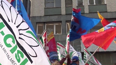 Scene from Milano, presidio dei metalmeccanici: "Rispetto per i lavoratori, rischiamo conflitto sociale"