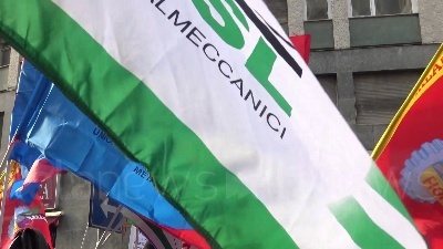 Scene from Milano, presidio dei metalmeccanici: "Rispetto per i lavoratori, rischiamo conflitto sociale"