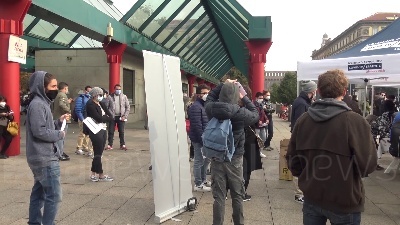 Scene from Coronavirus, test gratis a Milano: "C'è voglia di prevenzione, la gente va via soddisfatta"