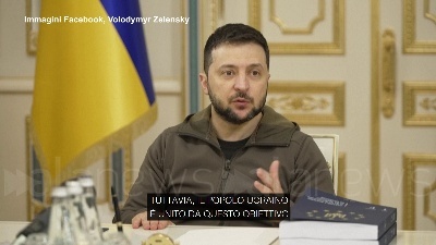 Scene from Zelensky consegna il questionario per l'adesione all'Ue: "Ci sentiamo da tempo europei"