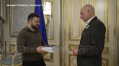 Scene from Zelensky consegna il questionario per l'adesione all'Ue: "Ci sentiamo da tempo europei"