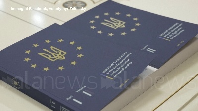 Scene from Zelensky consegna il questionario per l'adesione all'Ue: "Ci sentiamo da tempo europei"