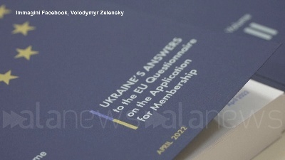 Scene from Zelensky consegna il questionario per l'adesione all'Ue: "Ci sentiamo da tempo europei"