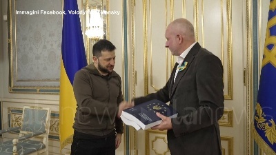 Scene from Zelensky consegna il questionario per l'adesione all'Ue: "Ci sentiamo da tempo europei"