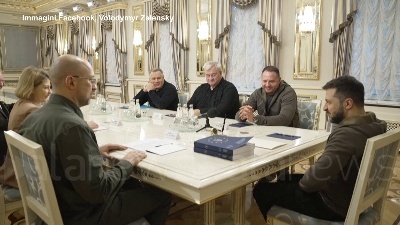 Scene from Zelensky consegna il questionario per l'adesione all'Ue: "Ci sentiamo da tempo europei"