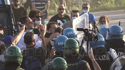 Scene from Mondragone, manifestante colpito alla testa durante una violenta carica della polizia
