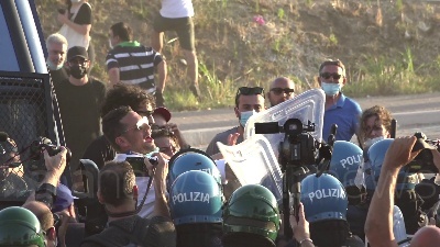 Scene from Mondragone, manifestante colpito alla testa durante una violenta carica della polizia