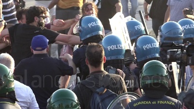 Scene from Mondragone, manifestante colpito alla testa durante una violenta carica della polizia