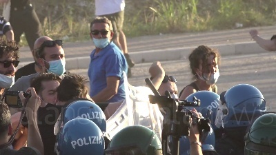Scene from Mondragone, manifestante colpito alla testa durante una violenta carica della polizia