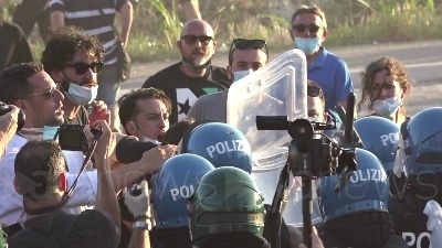 Scene from Mondragone, manifestante colpito alla testa durante una violenta carica della polizia
