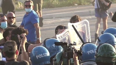 Scene from Mondragone, manifestante colpito alla testa durante una violenta carica della polizia