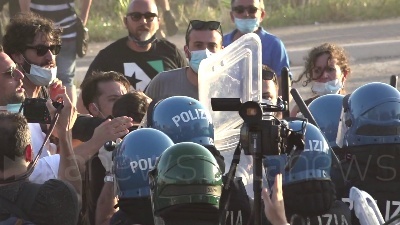 Scene from Mondragone, manifestante colpito alla testa durante una violenta carica della polizia