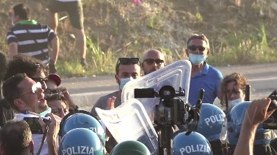 Scene from Mondragone, manifestante colpito alla testa durante una violenta carica della polizia