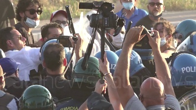 Scene from Mondragone, manifestante colpito alla testa durante una violenta carica della polizia