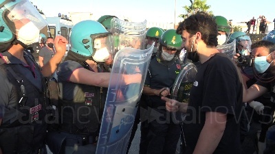 Scene from Mondragone, manifestante colpito alla testa durante una violenta carica della polizia