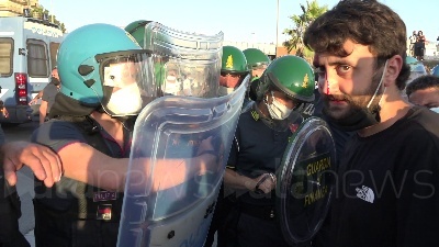 Scene from Mondragone, manifestante colpito alla testa durante una violenta carica della polizia