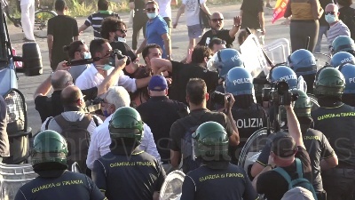 Scene from Mondragone, manifestante colpito alla testa durante una violenta carica della polizia