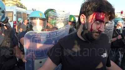 Scene from Mondragone, manifestante colpito alla testa durante una violenta carica della polizia