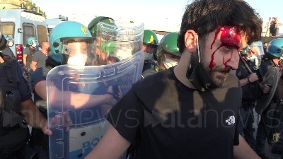 Scene from Mondragone, manifestante colpito alla testa durante una violenta carica della polizia