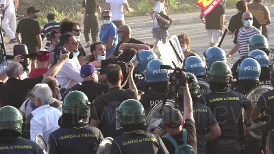 Scene from Mondragone, manifestante colpito alla testa durante una violenta carica della polizia