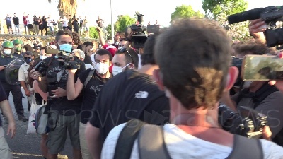 Scene from Mondragone, manifestante colpito alla testa durante una violenta carica della polizia