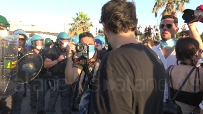 Scene from Mondragone, manifestante colpito alla testa durante una violenta carica della polizia