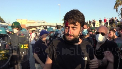 Scene from Mondragone, manifestante colpito alla testa durante una violenta carica della polizia