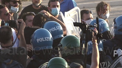 Scene from Mondragone, manifestante colpito alla testa durante una violenta carica della polizia